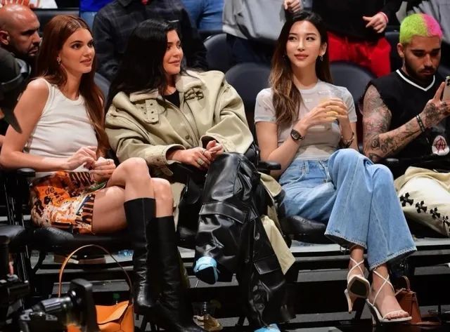 哇！湖人最美女球迷！常坐詹眉旁！大长腿抢镜啊！