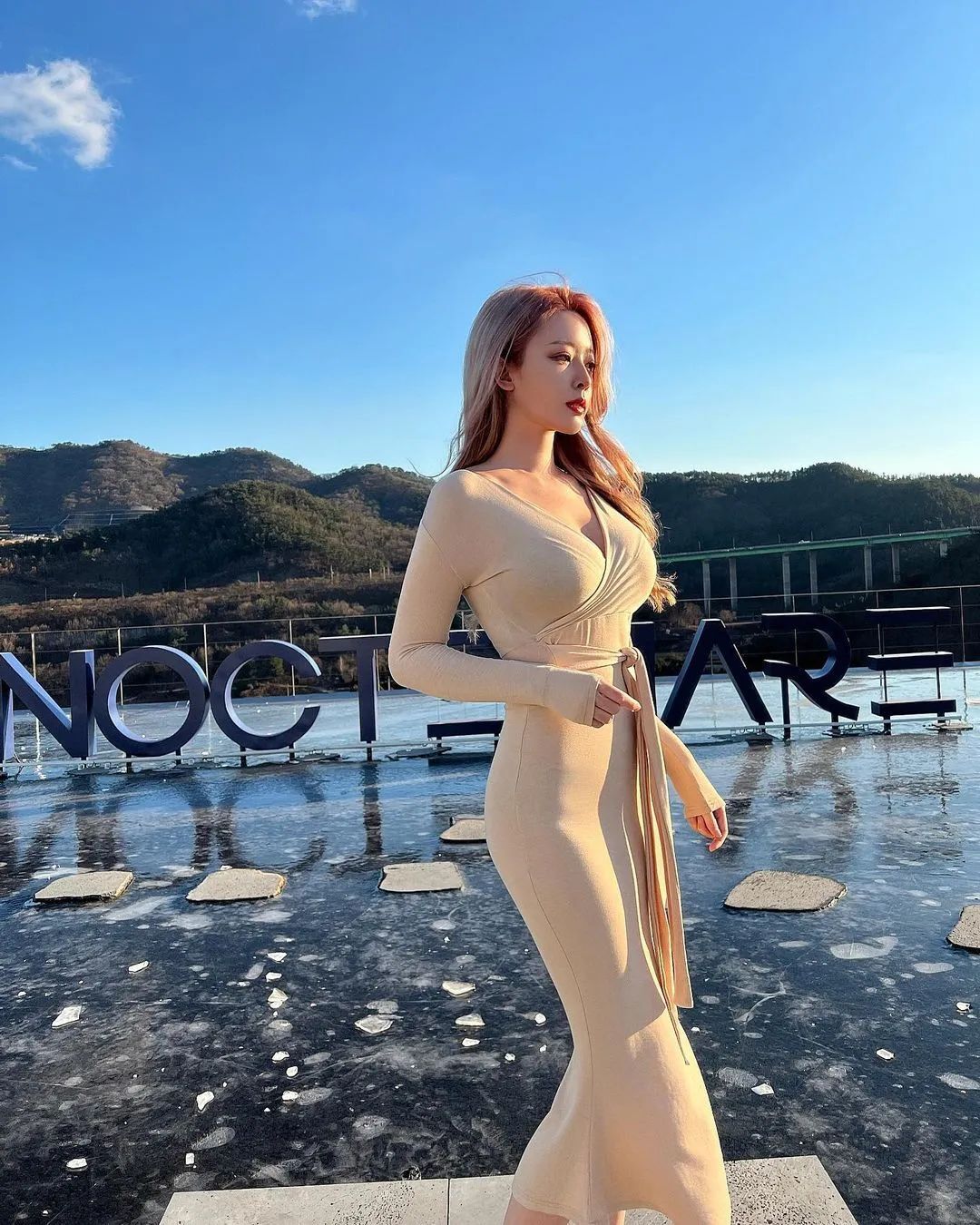 穿透视装的极品美女，令人欲罢不能！