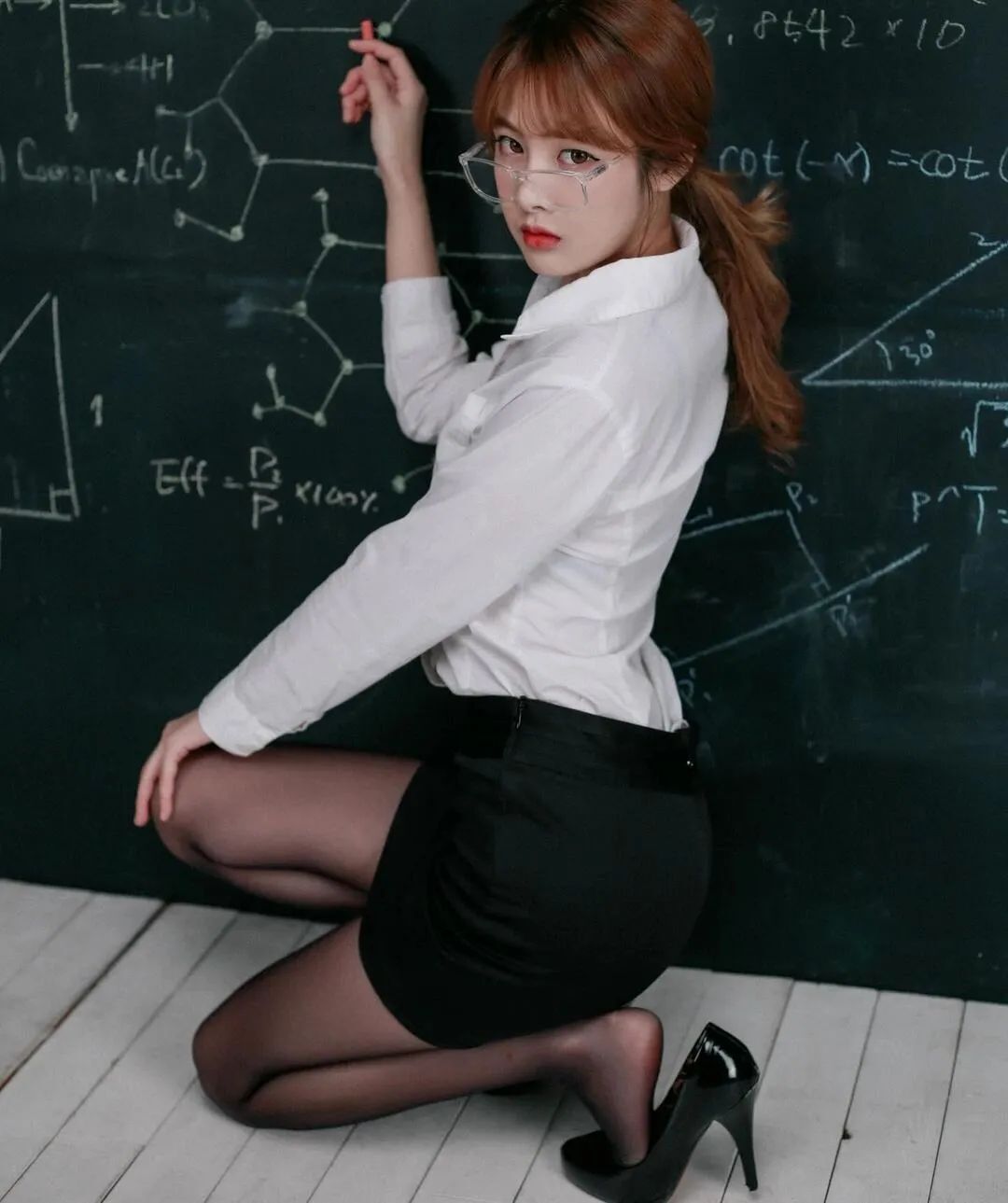 穿黑丝包臀裙上课，这数学“老师”有点凶！