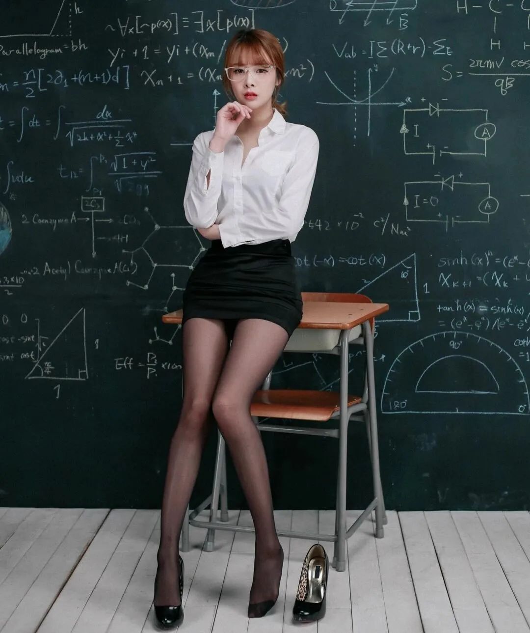 穿黑丝包臀裙上课，这数学“老师”有点凶！