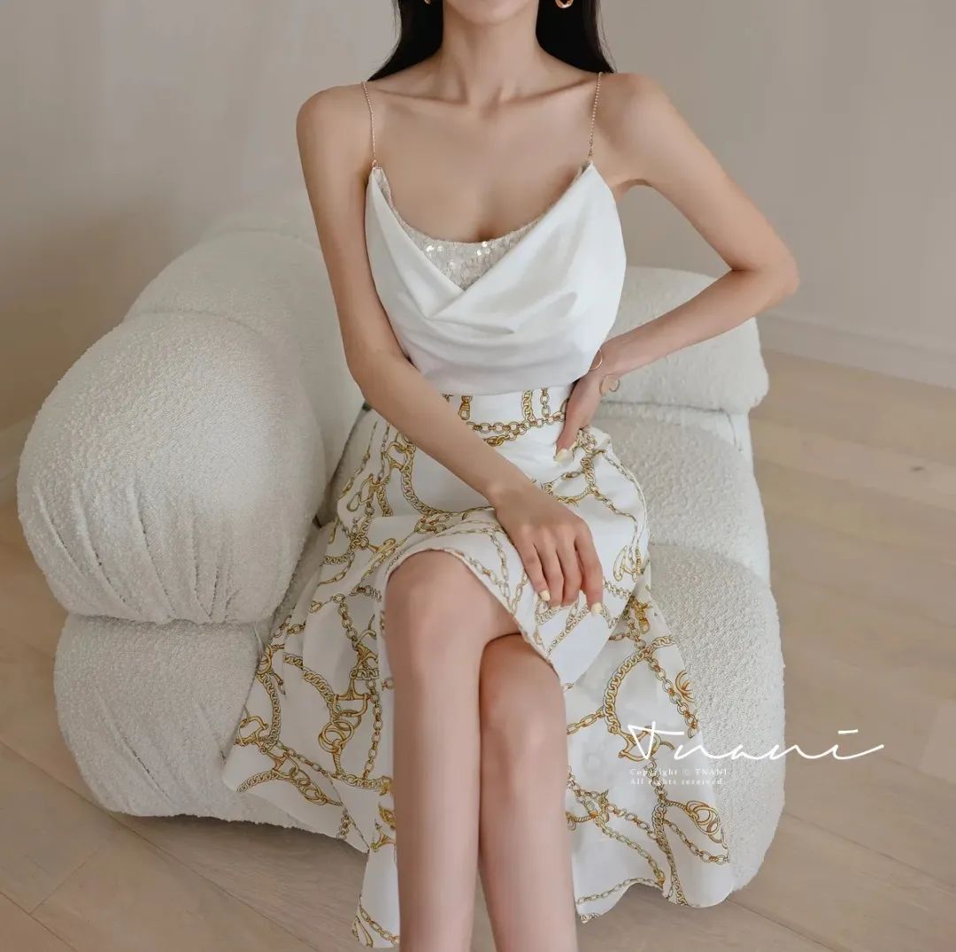 孙允珠图鉴836，金链点缀吊带连衣裙