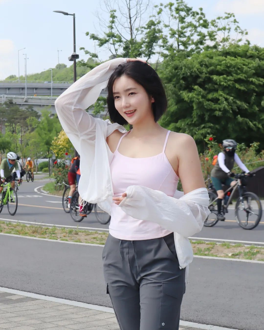 韩国少妇女神！苗条身材，一颦一笑真的绝了