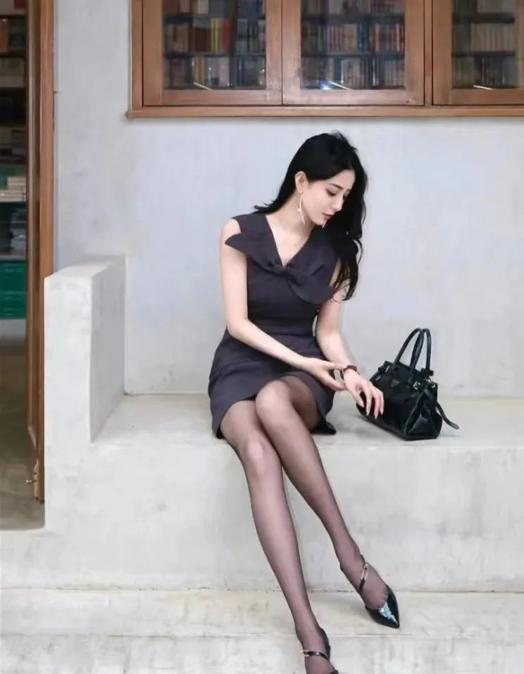 黑丝短裙小高跟！这少妇，你爱了吗？