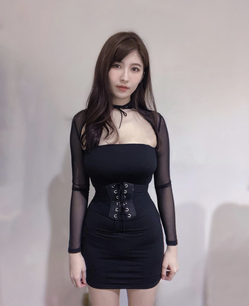 马来女歌手，有超大“杯”！