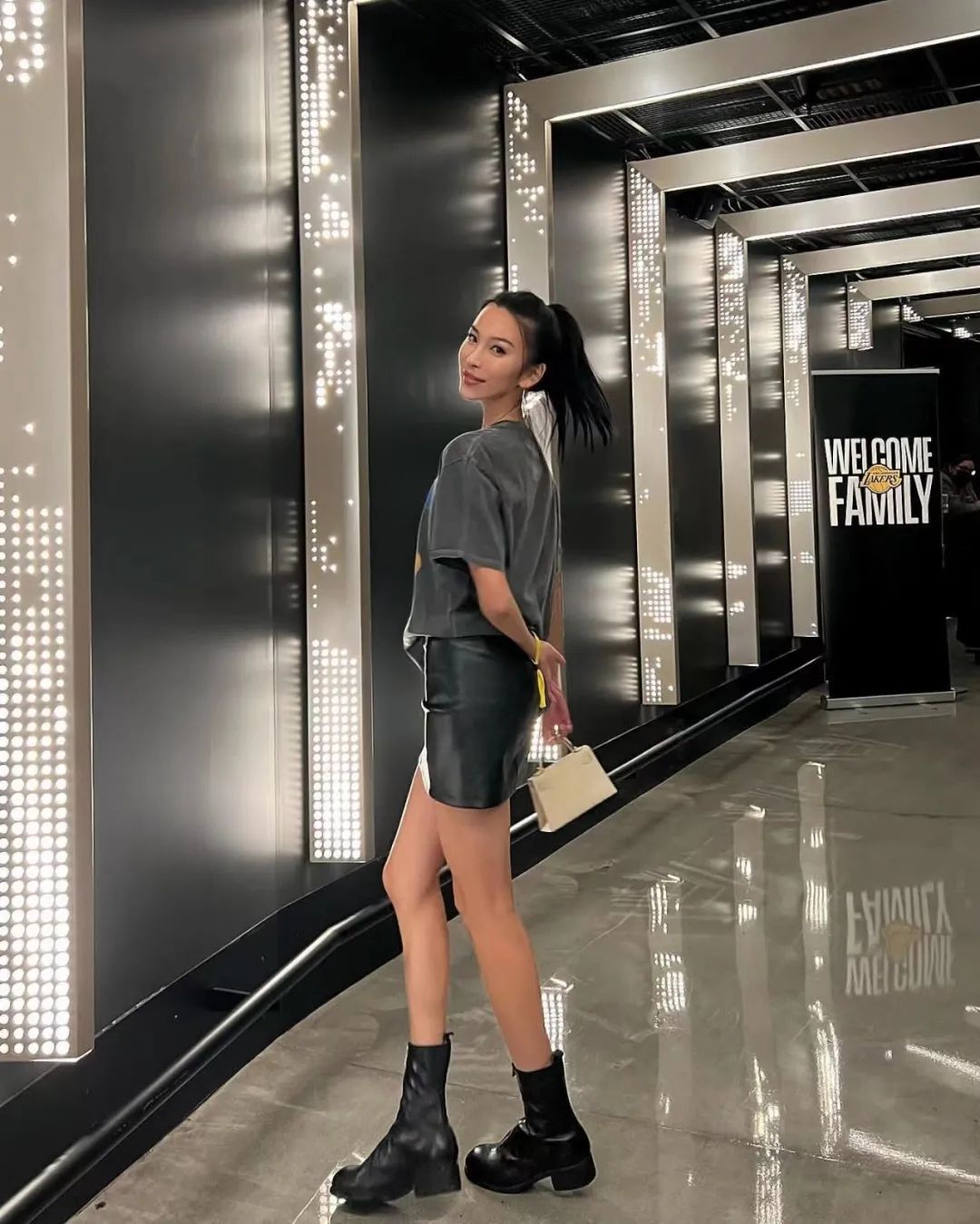 哇！湖人最美女球迷！常坐詹眉旁！大长腿抢镜啊！