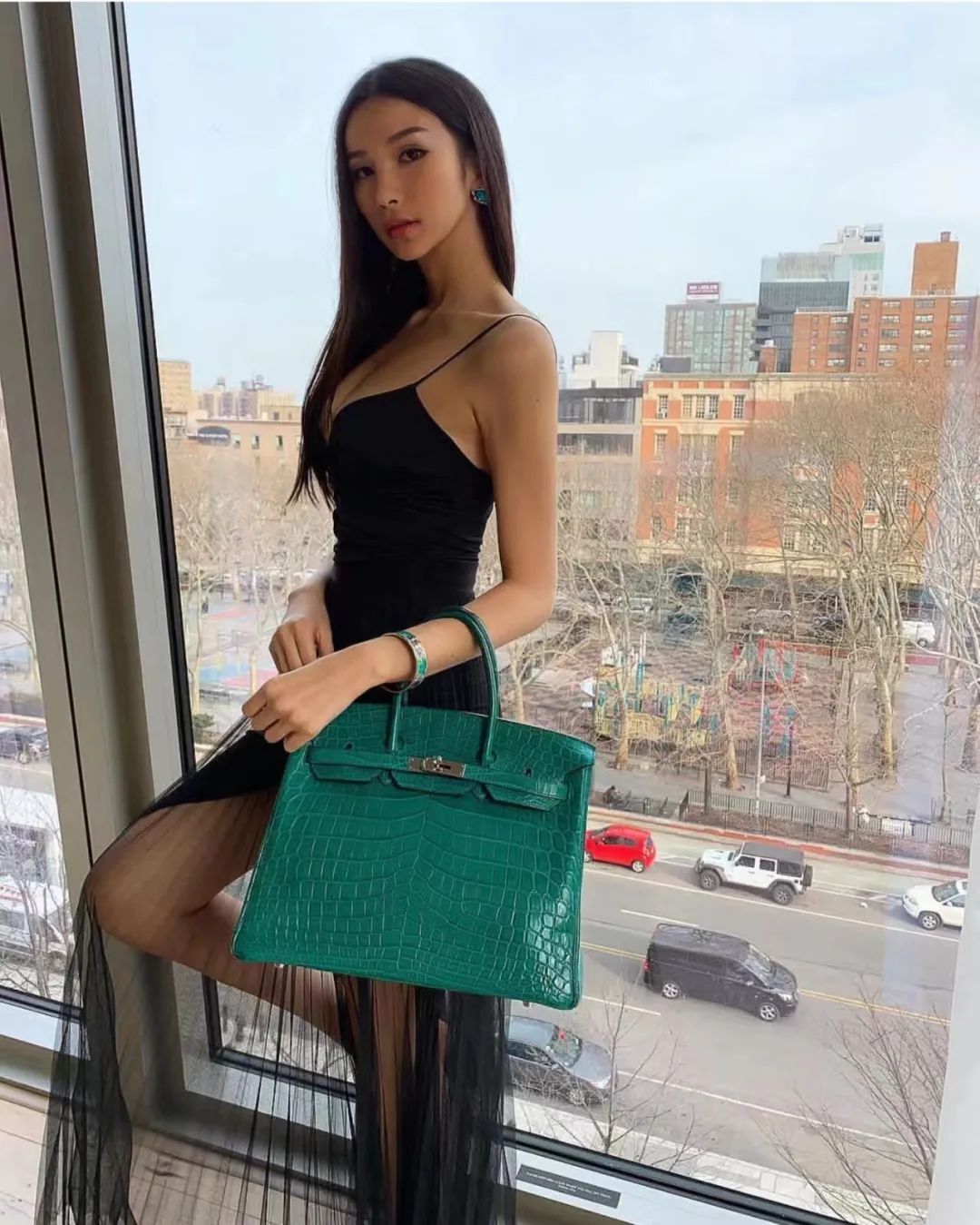 哇！湖人最美女球迷！常坐詹眉旁！大长腿抢镜啊！