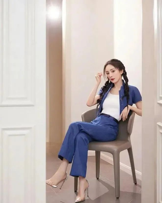 黑丝大幂幂！白嫩大长腿，太诱惑了吧！