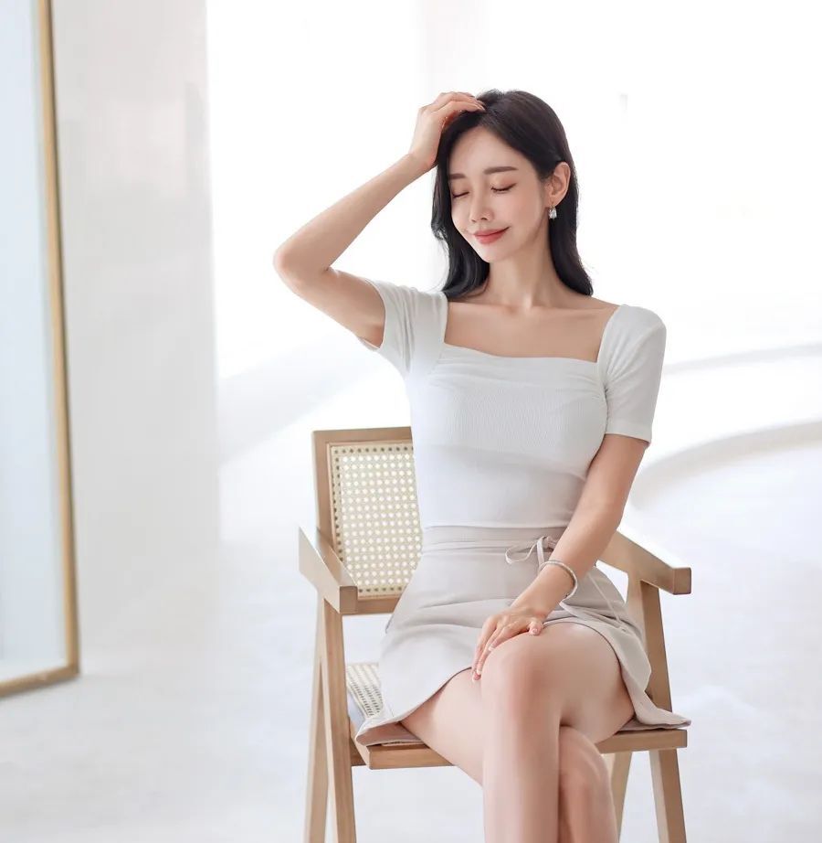 孙允珠图鉴874，杏色短裙