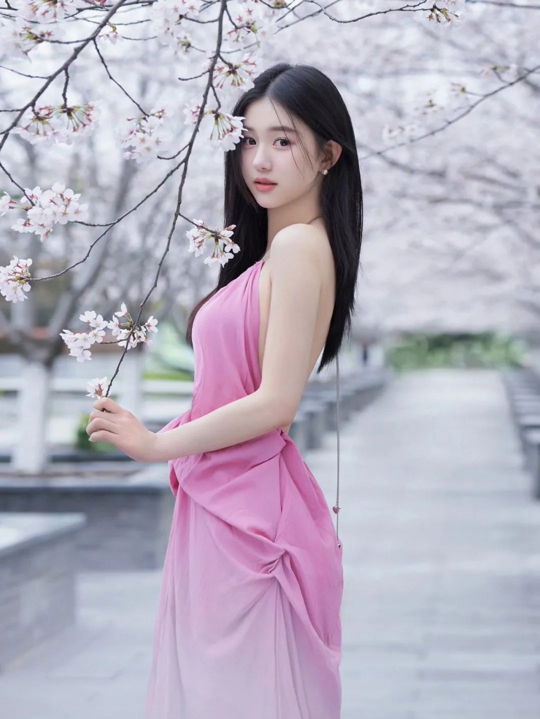 人美还是花美