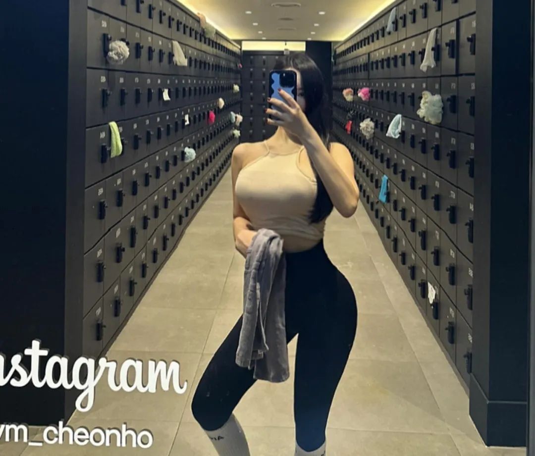 瑜伽教练女神！完美腰臀比，谁能不迷糊？