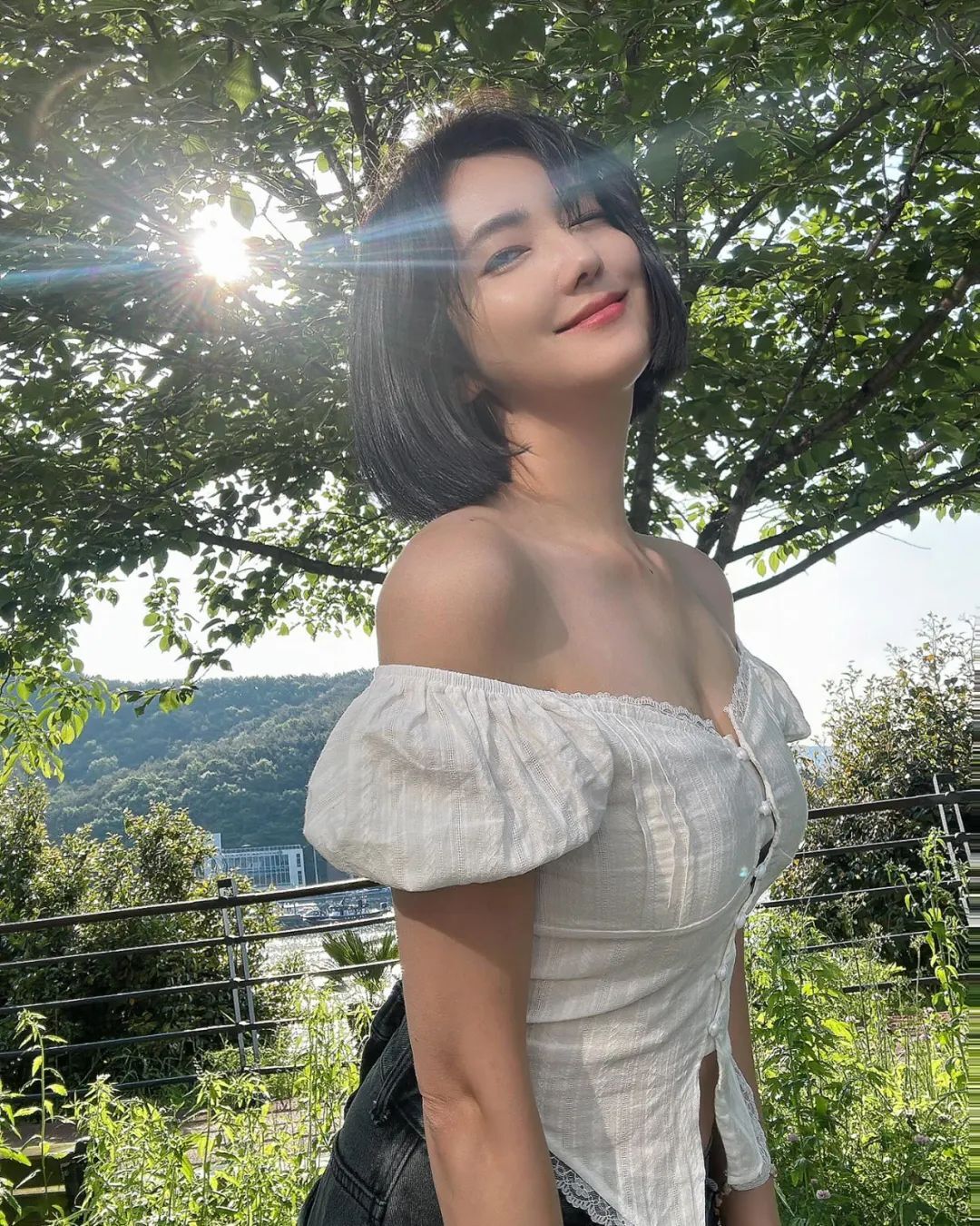 韩国少妇女神！苗条身材，一颦一笑真的绝了
