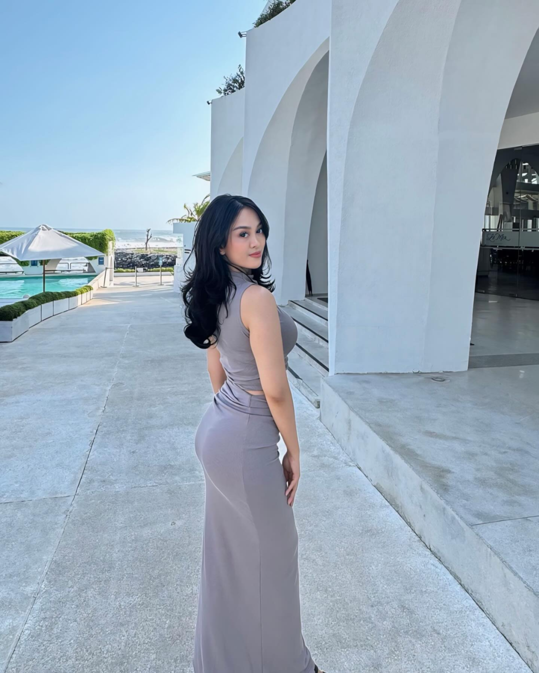 普普通通！但是非常耐看！身材不错！