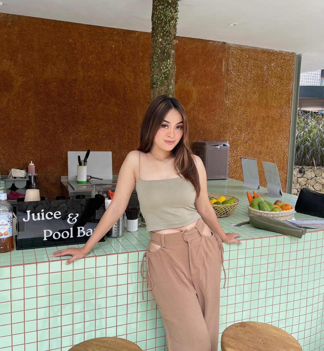 普普通通！但是非常耐看！身材不错！