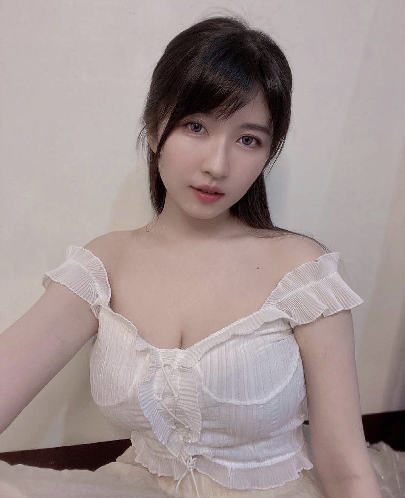 马来女歌手，有超大“杯”！