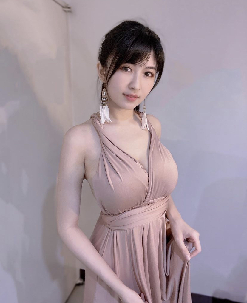 马来女歌手，有超大“杯”！