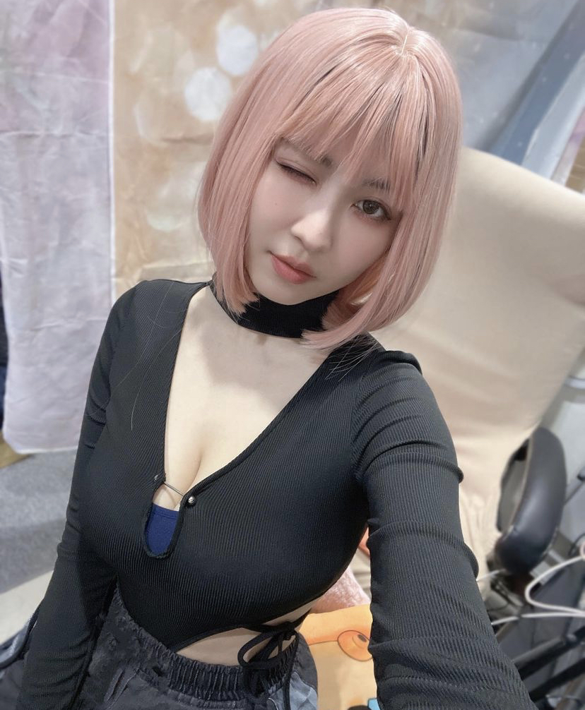 马来女歌手，有超大“杯”！