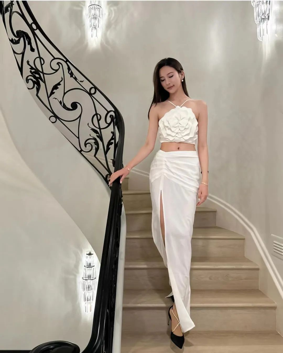 哇！湖人最美女球迷！常坐詹眉旁！大长腿抢镜啊！