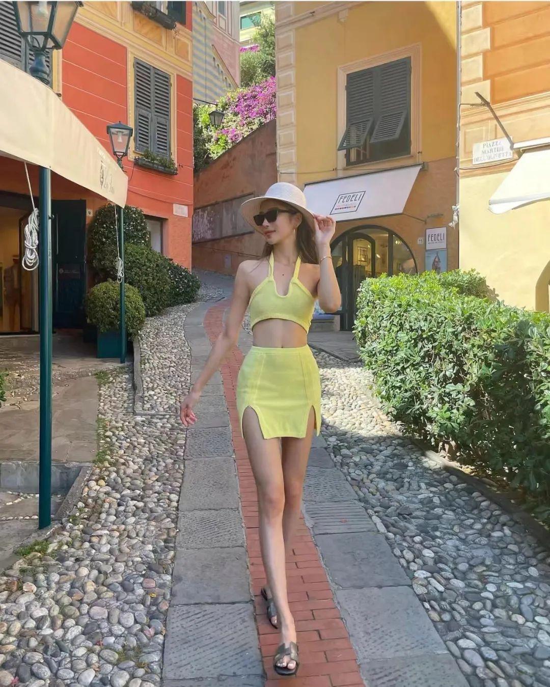 哇！湖人最美女球迷！常坐詹眉旁！大长腿抢镜啊！