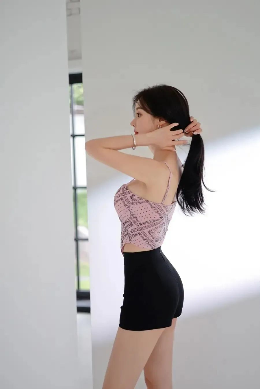 孙允珠图鉴868，印花肚兜配黑色短裤