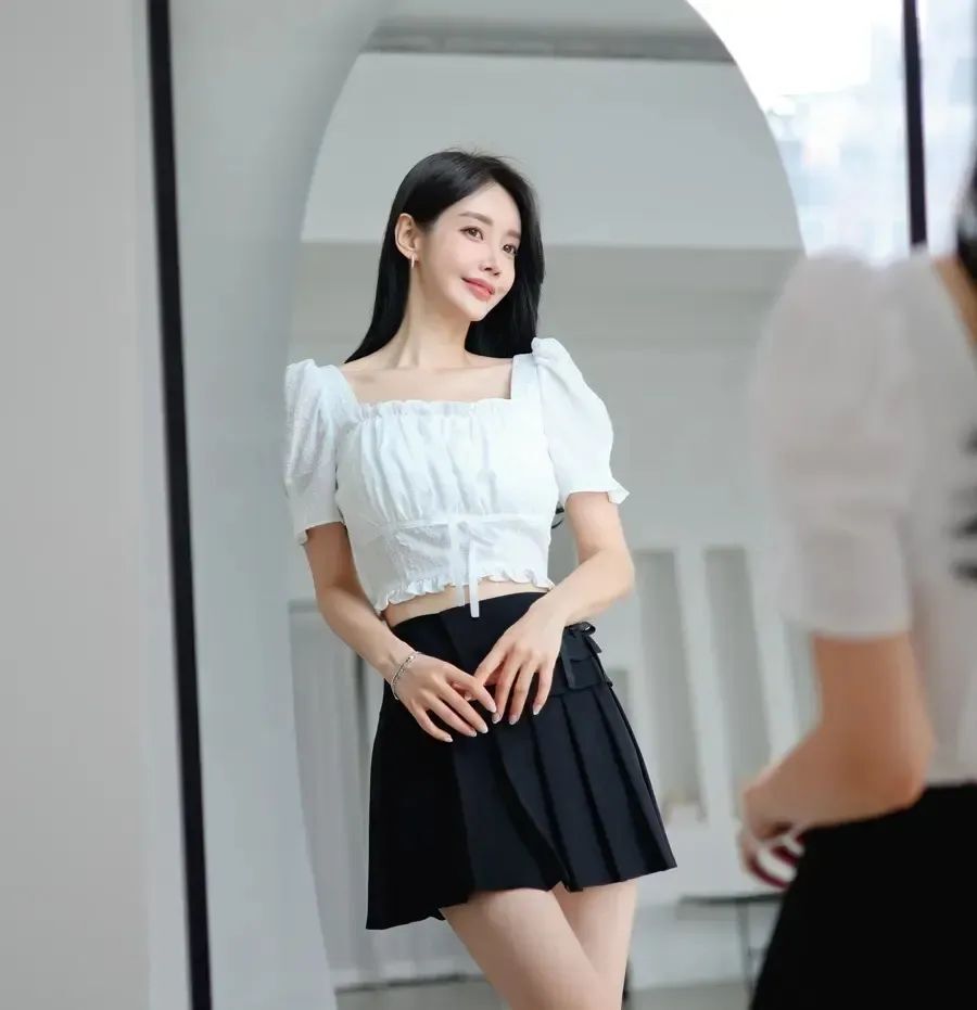 孙允珠图鉴869，白色短上衣黑色百褶裙