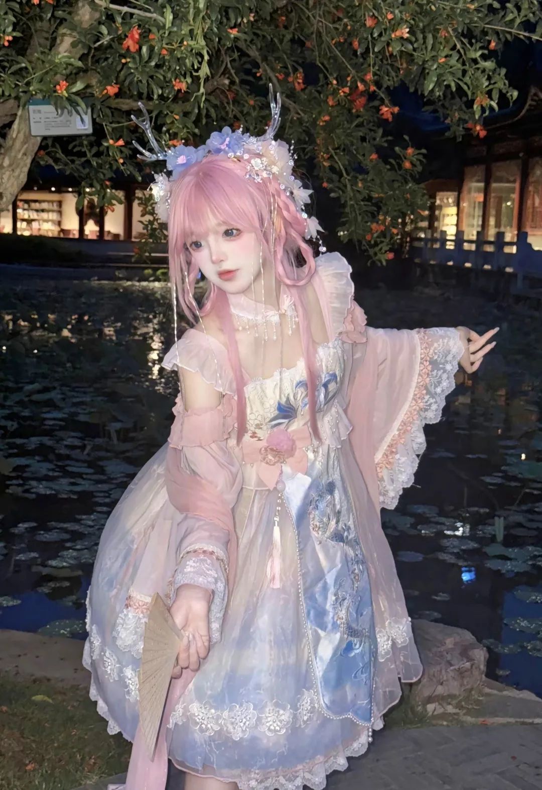 云想衣裳花想容，春风拂槛露华浓。#cos紫色小青龙#甜妹#西施
