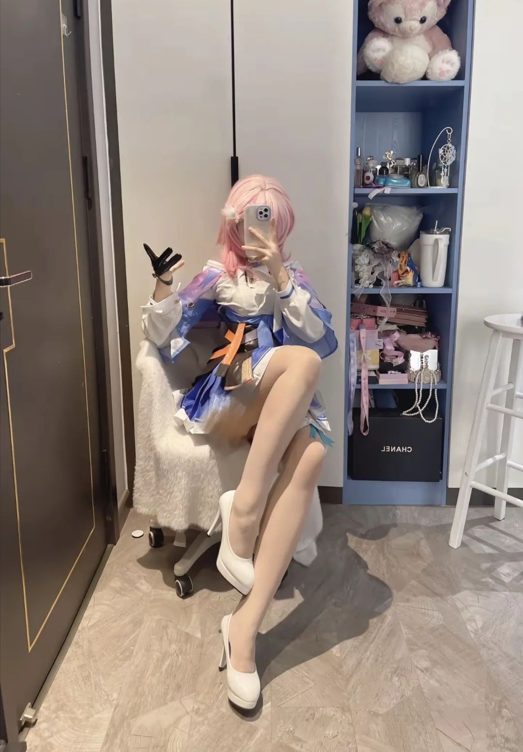 我的过去或许不在从前，而是在我的未来里。所以我一定会一站站走下去，哪怕有一天人面对问题，把挣扎永远藏在心里。#三月七#cos