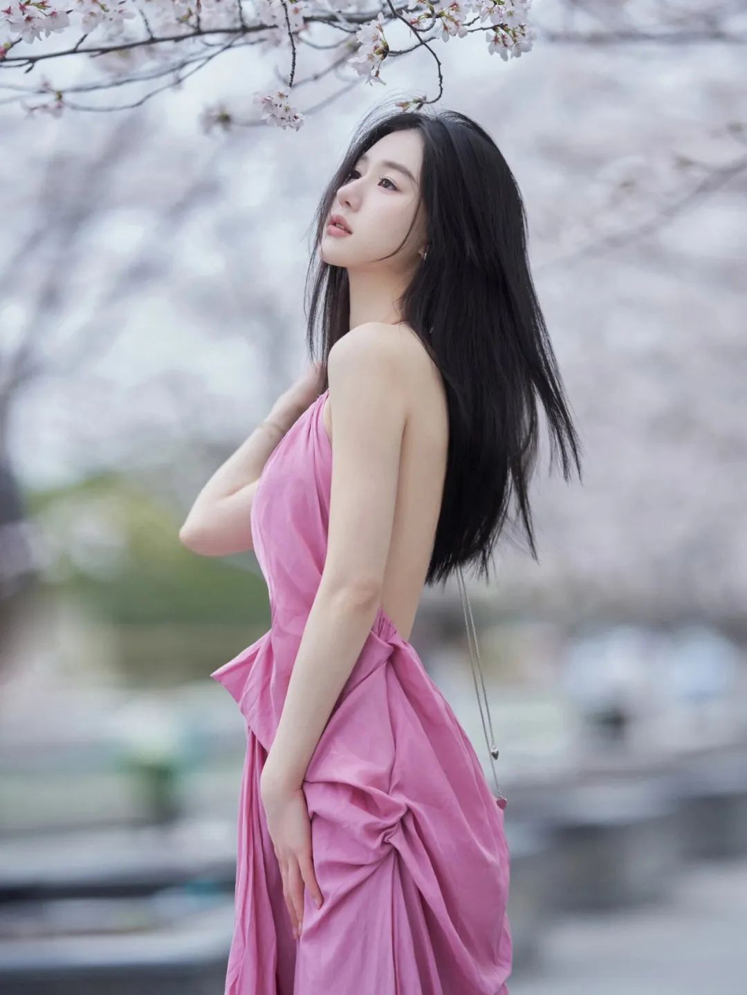人美还是花美