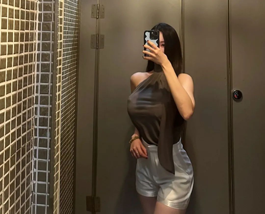 瑜伽教练女神！完美腰臀比，谁能不迷糊？