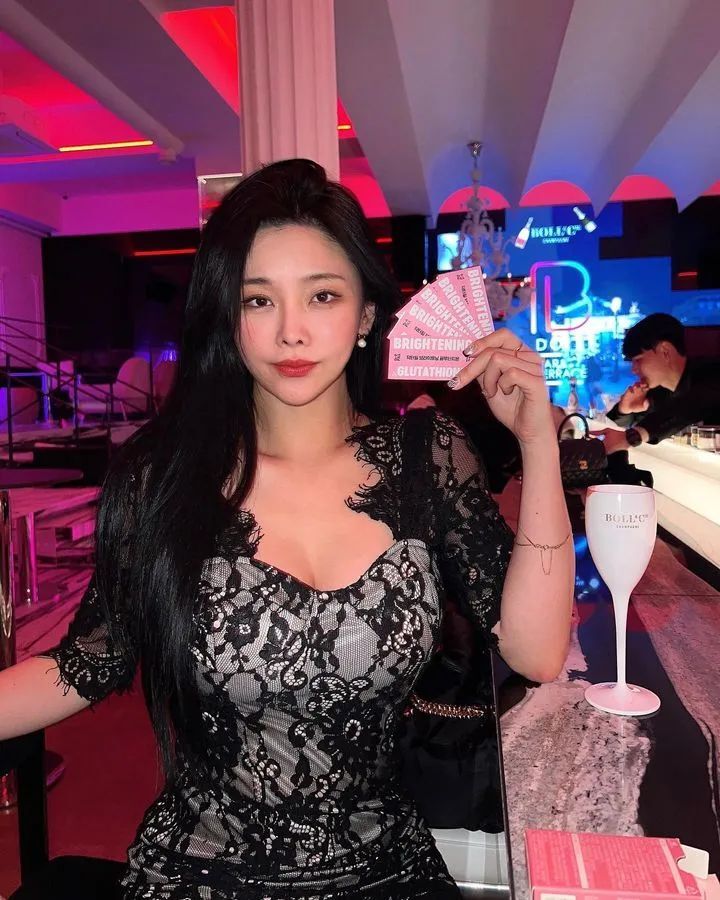 韩国顶级少妇！凹凸有致，欧美风身材，太润了