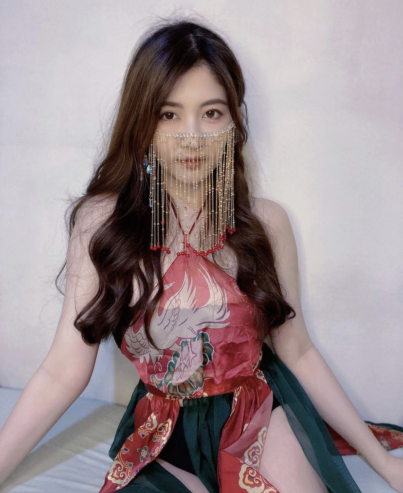 马来女歌手，有超大“杯”！