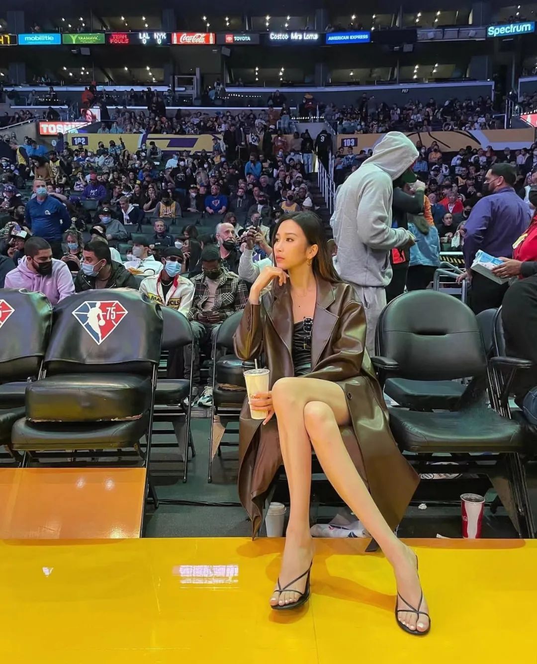 哇！湖人最美女球迷！常坐詹眉旁！大长腿抢镜啊！