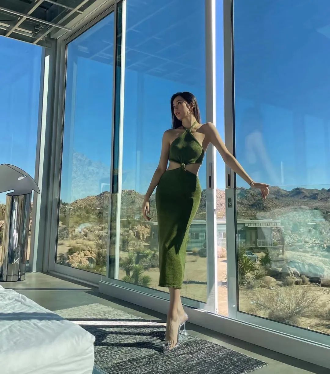 哇！湖人最美女球迷！常坐詹眉旁！大长腿抢镜啊！