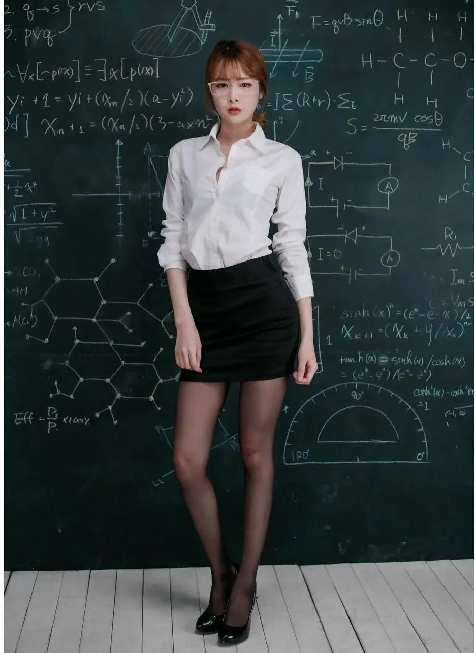 穿黑丝包臀裙上课，这数学“老师”有点凶！