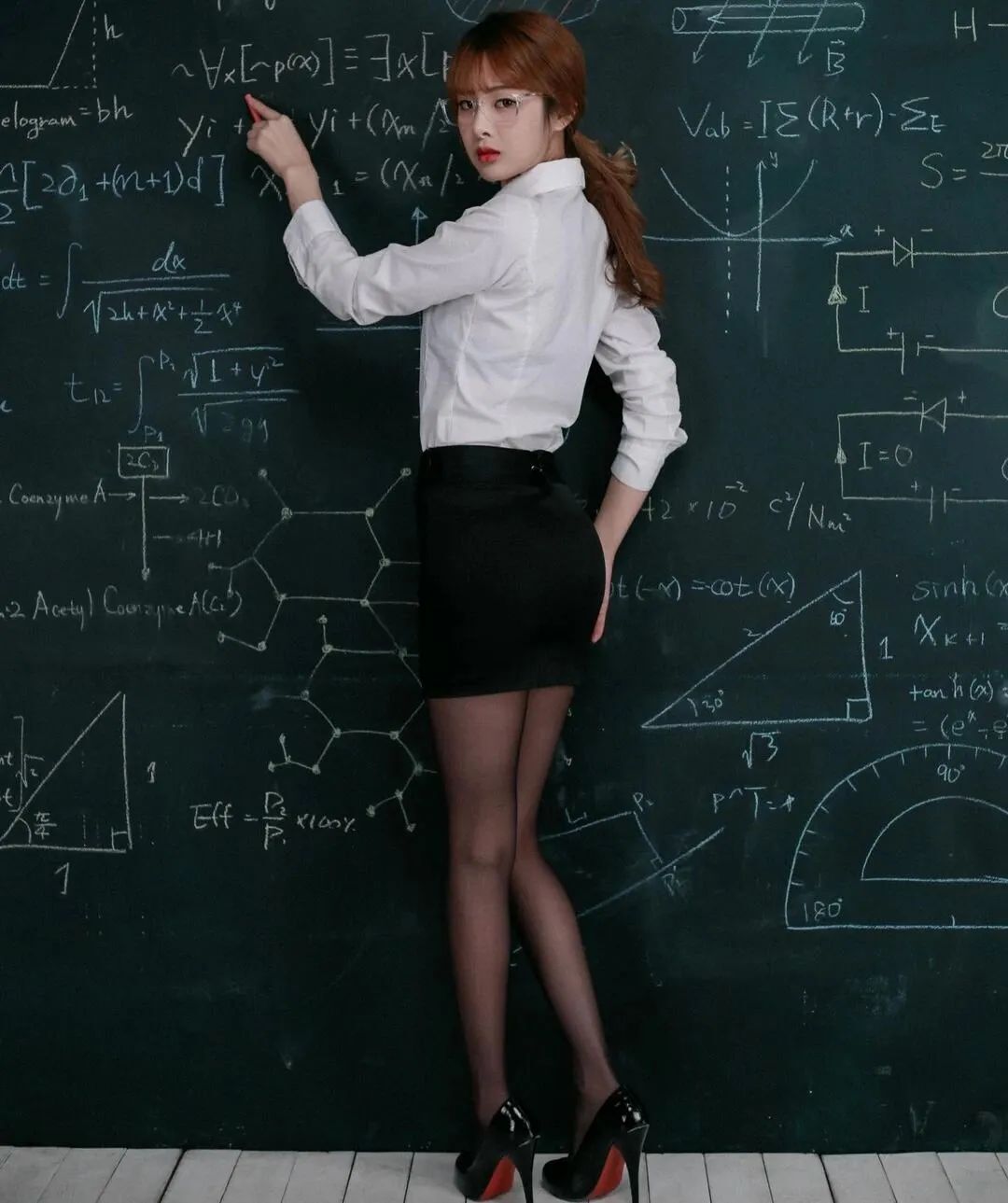 穿黑丝包臀裙上课，这数学“老师”有点凶！