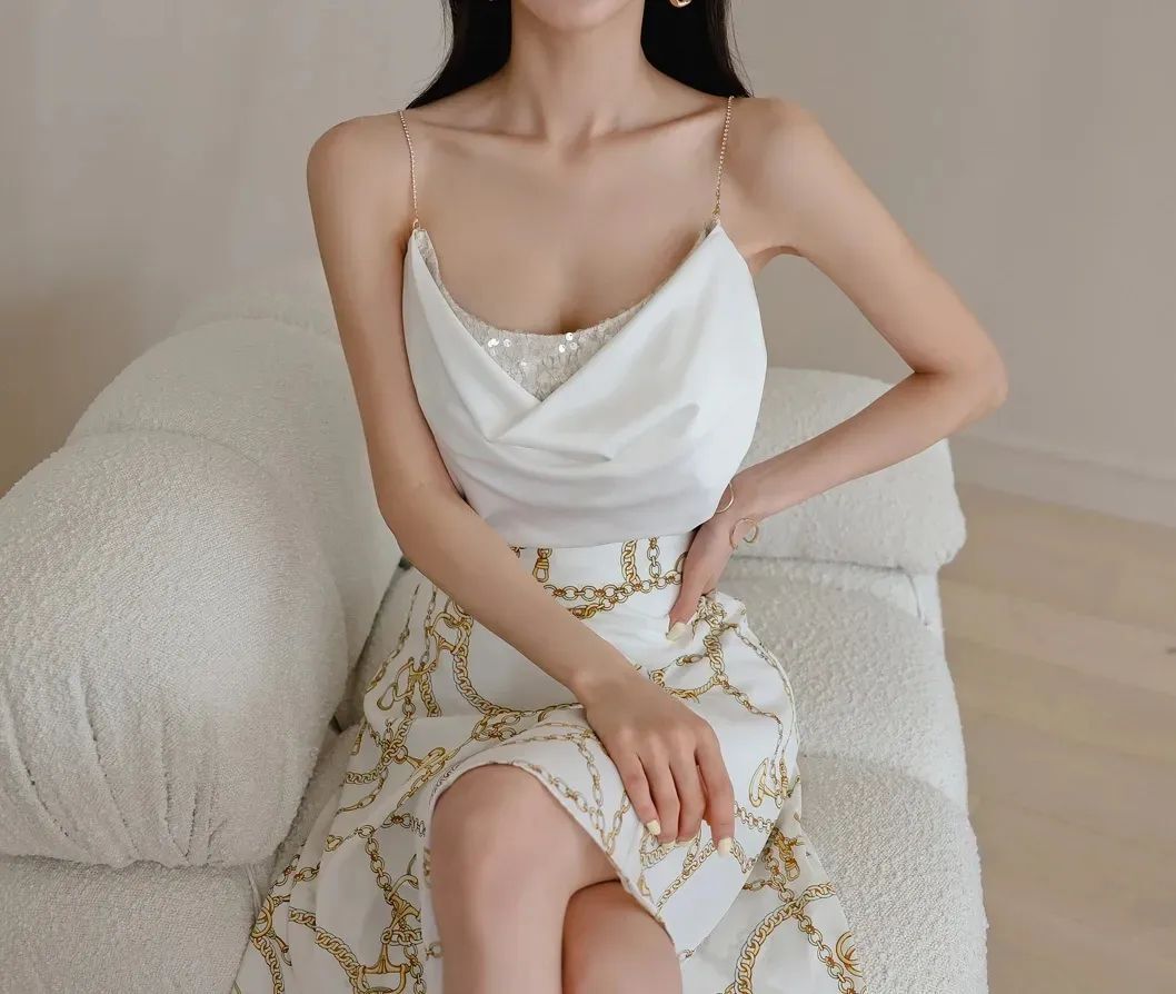 孙允珠图鉴836，金链点缀吊带连衣裙