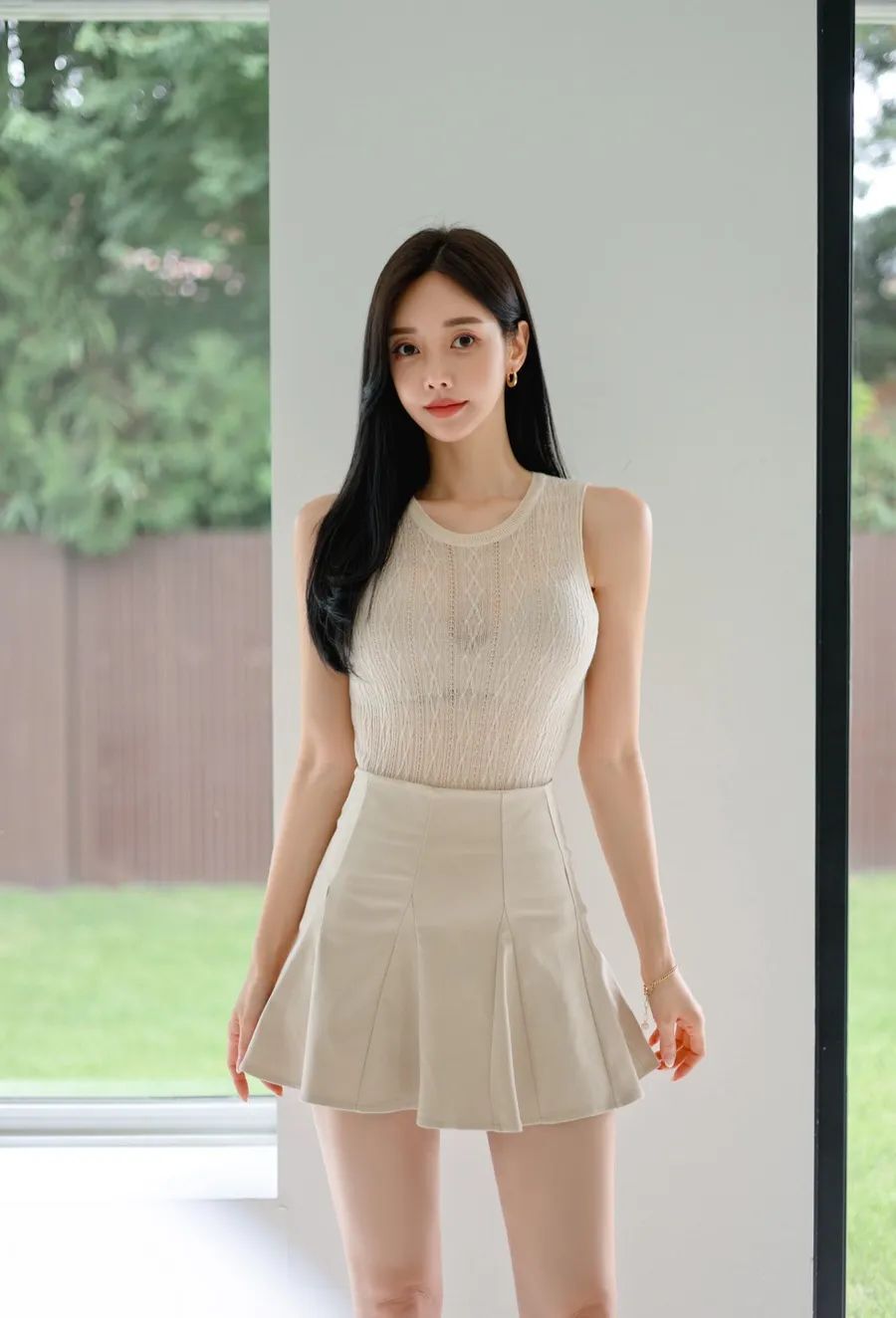 孙允珠图鉴872，薄透杏色无袖针织衫杏色短裙