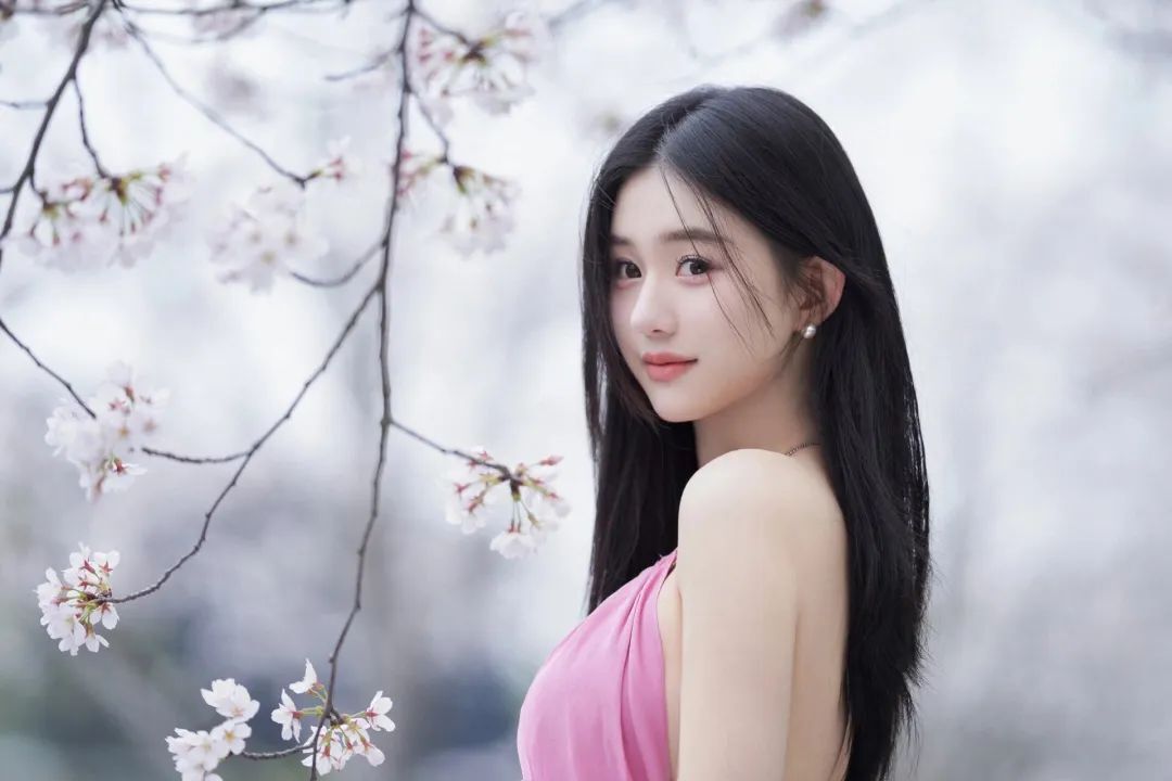 人美还是花美