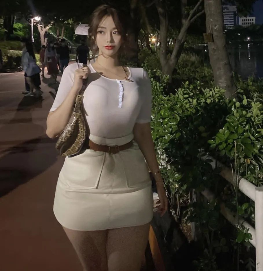 韩国坦克身材网红！极致腰臀比，这谁受到了啊？