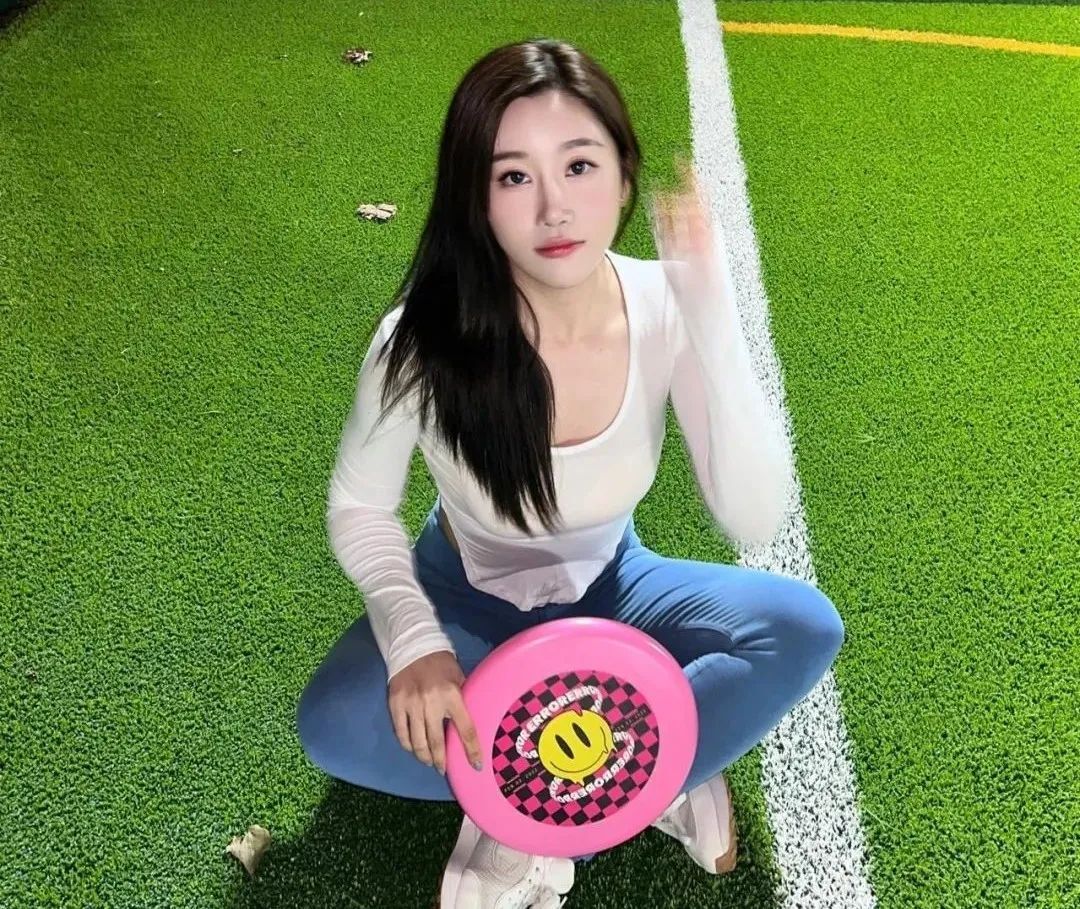 最美飞盘女神！黑丝大长腿，谁能不迷糊？