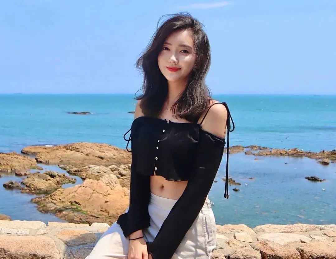 韩国少妇女神！苗条身材，一颦一笑真的绝了
