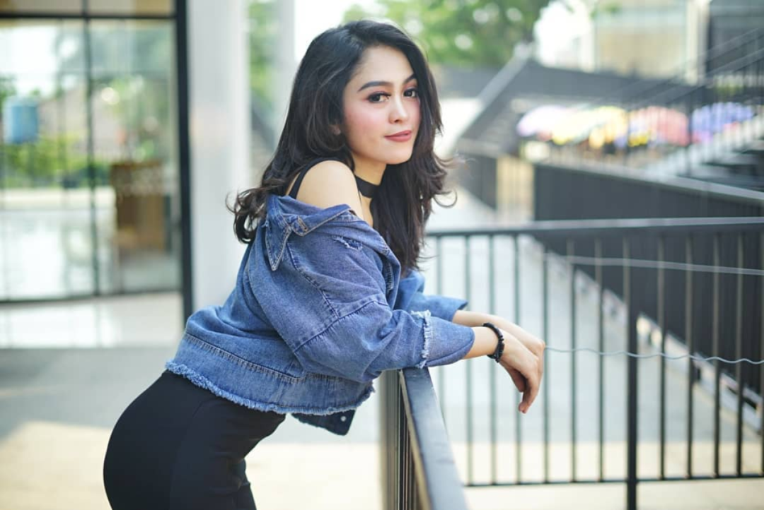 普普通通！但是非常耐看！身材不错！