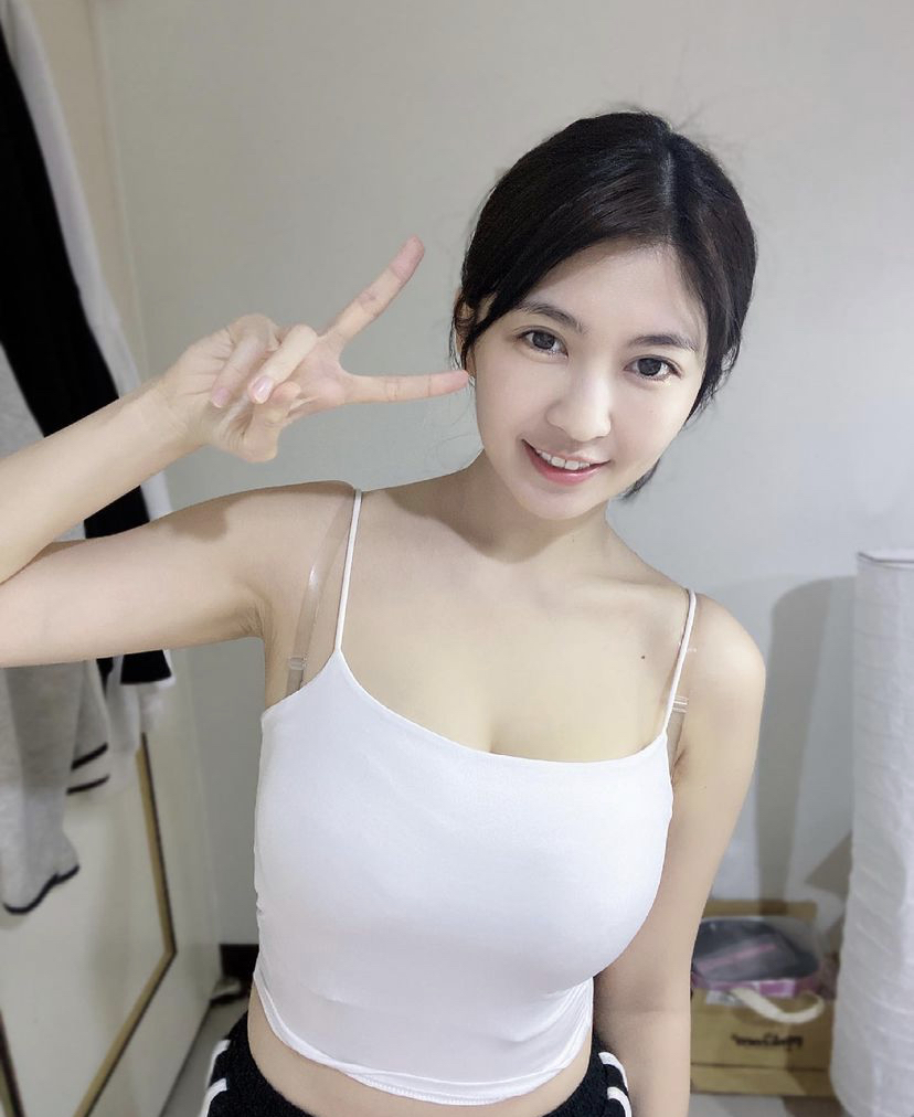 马来女歌手，有超大“杯”！