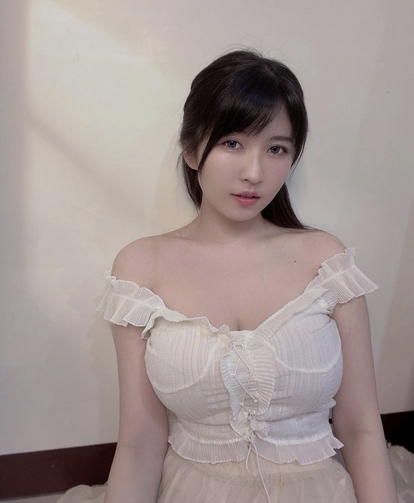 马来女歌手，有超大“杯”！