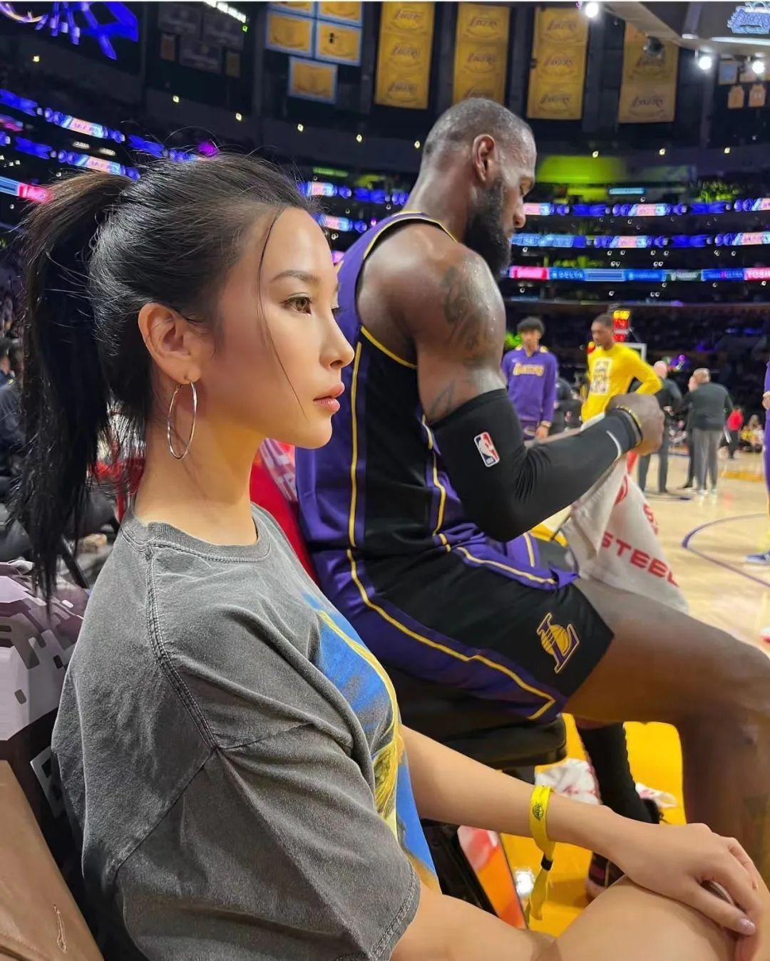 哇！湖人最美女球迷！常坐詹眉旁！大长腿抢镜啊！