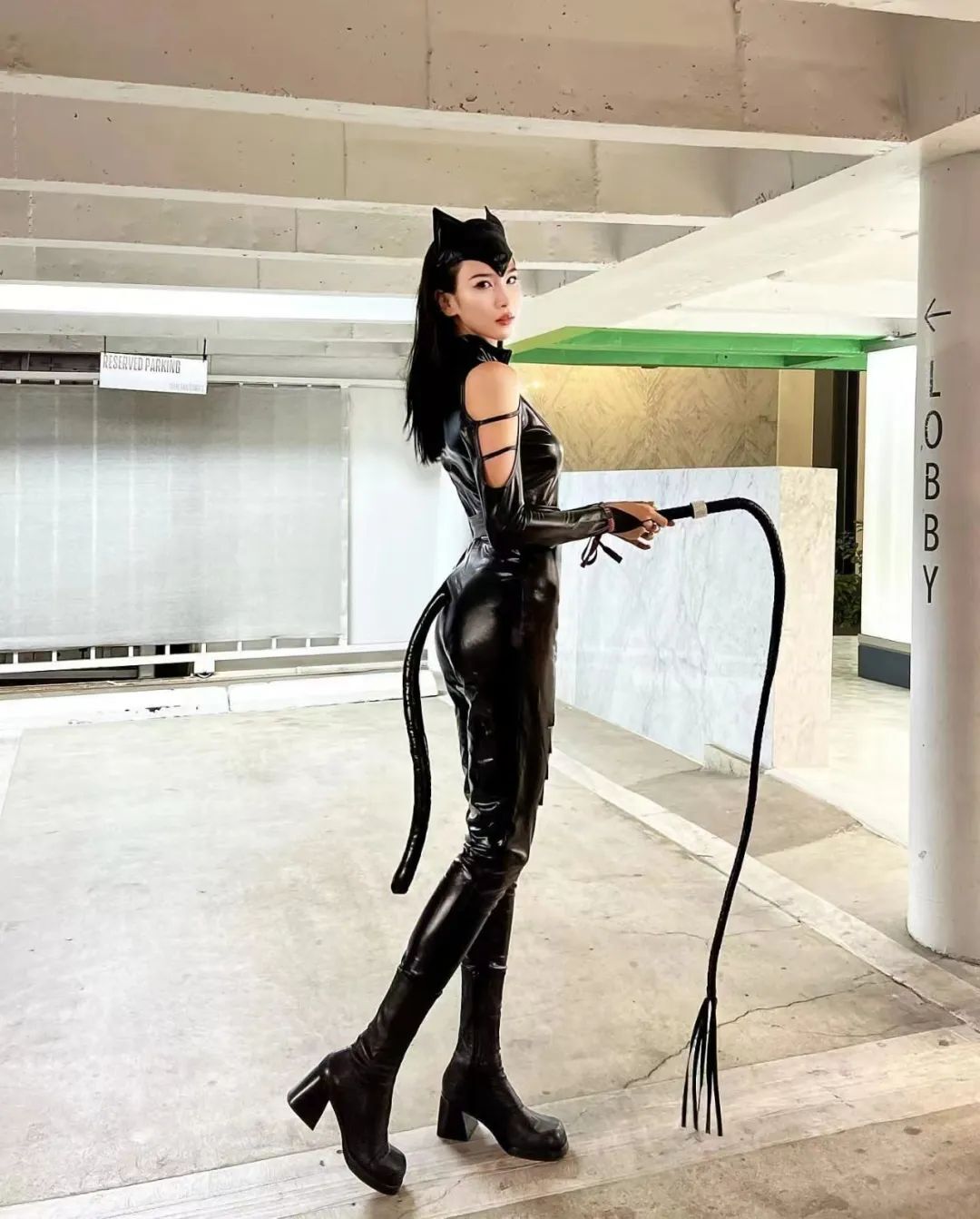 哇！湖人最美女球迷！常坐詹眉旁！大长腿抢镜啊！