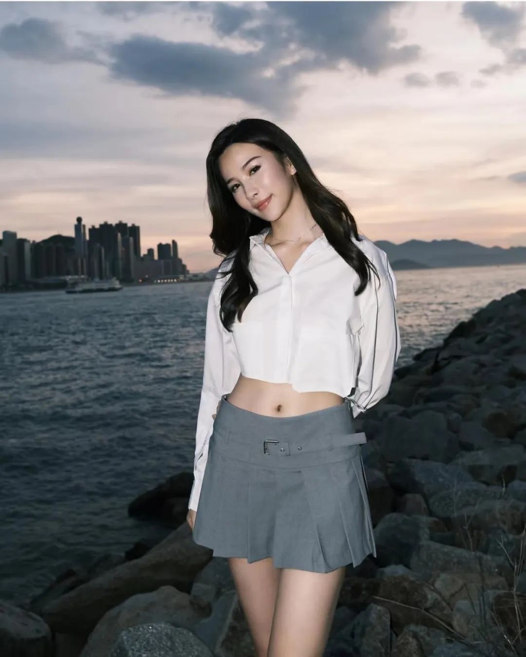 哇！湖人最美女球迷！常坐詹眉旁！大长腿抢镜啊！