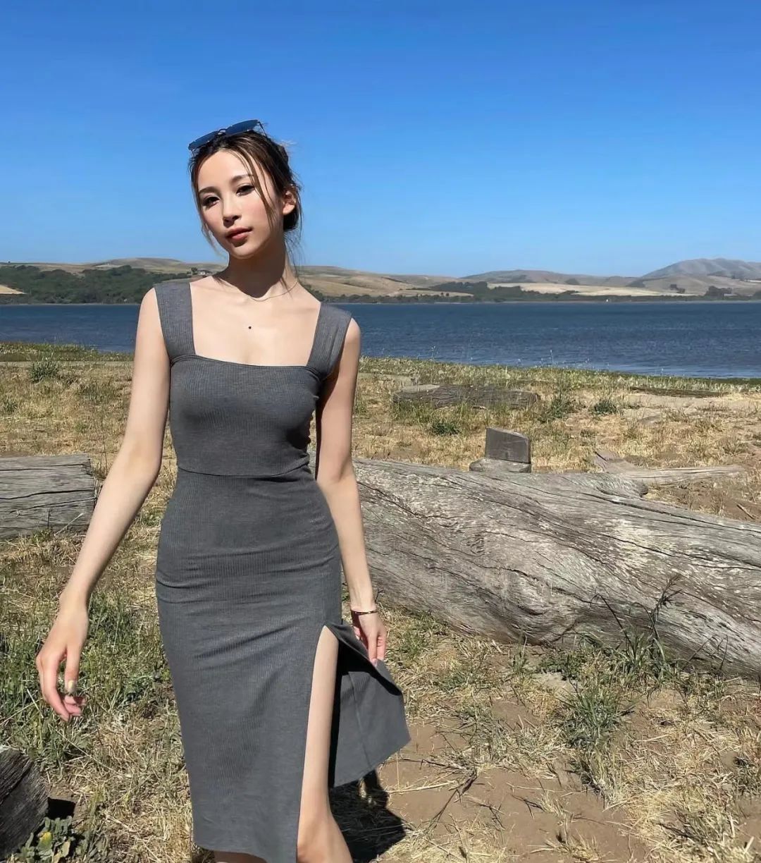 哇！湖人最美女球迷！常坐詹眉旁！大长腿抢镜啊！