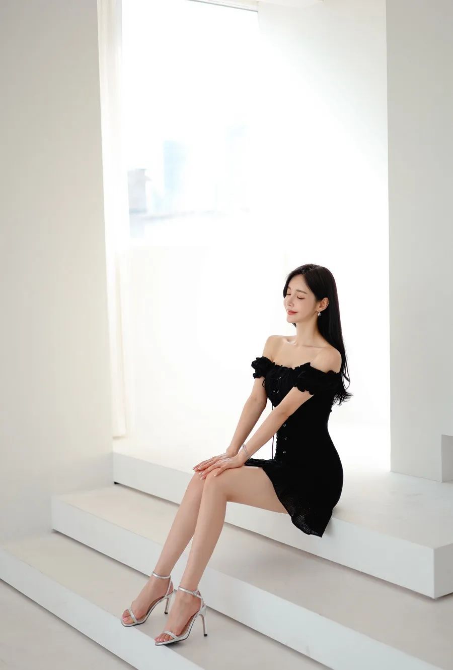 孙允珠图鉴844，黑色绑绳抹胸连衣裙