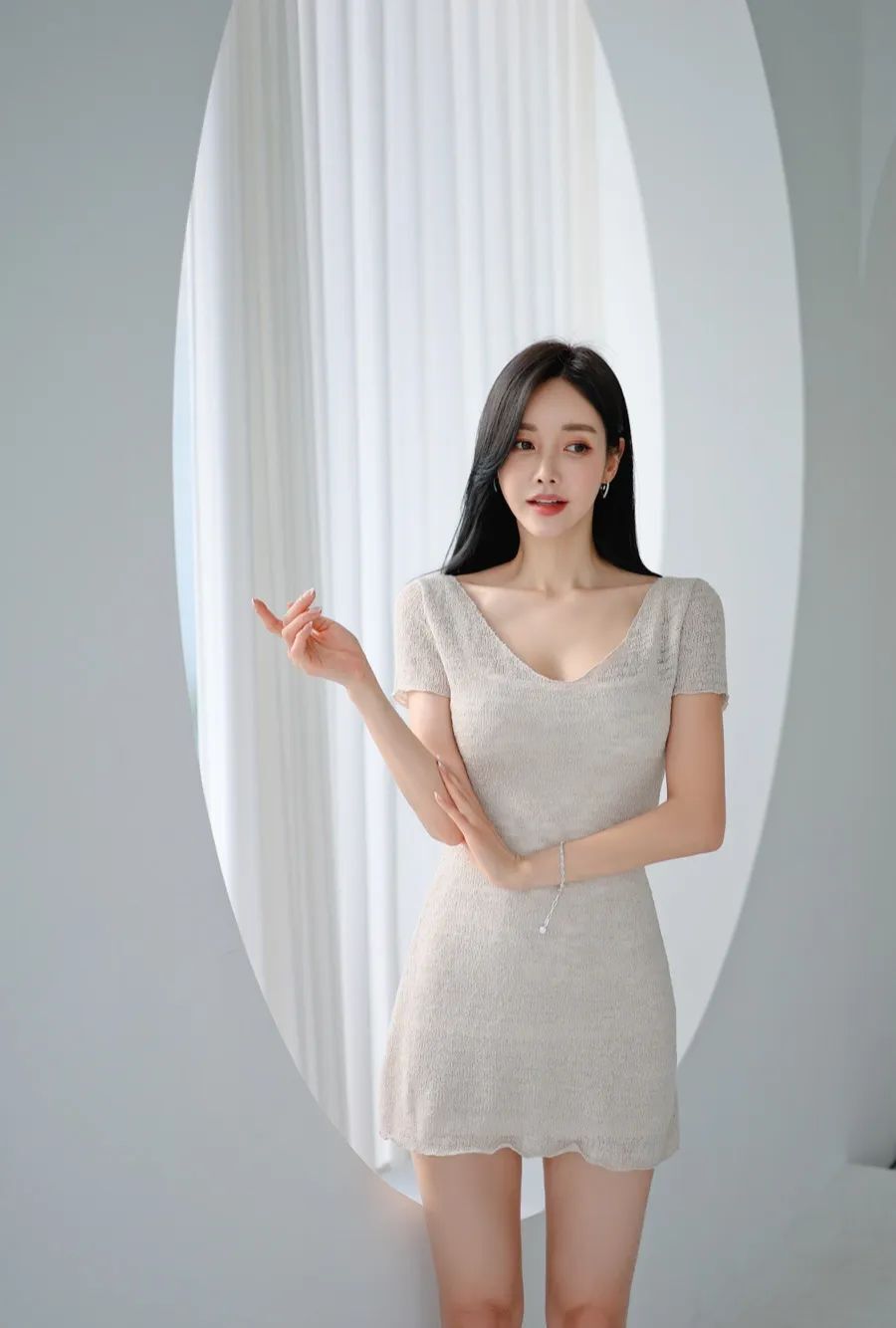 孙允珠图鉴858，杏色V领针织连衣裙