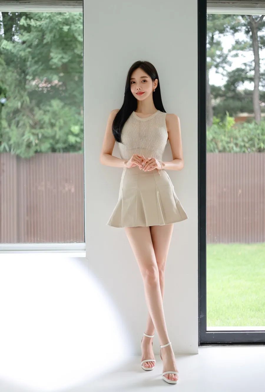 孙允珠图鉴872，薄透杏色无袖针织衫杏色短裙